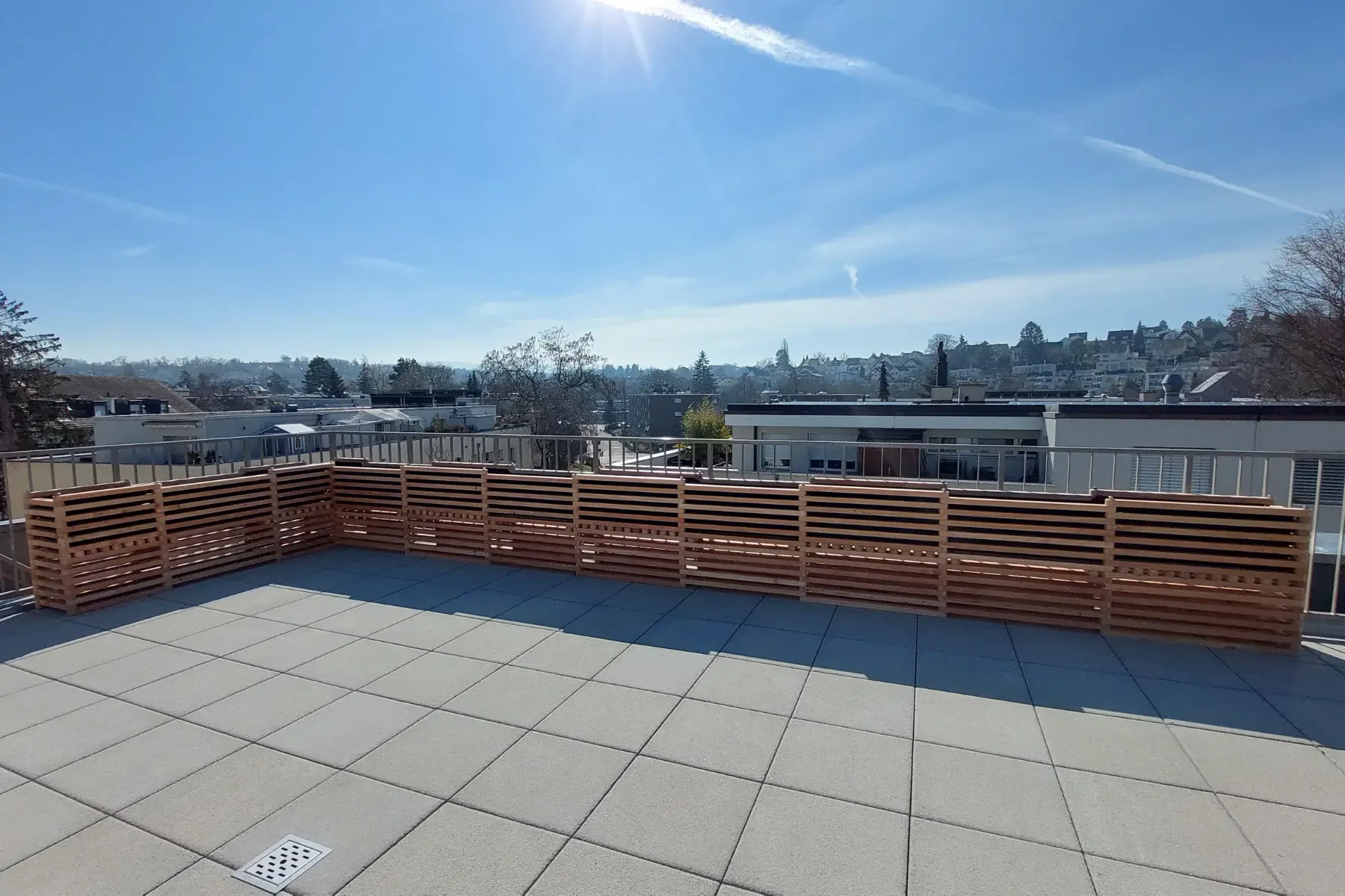 ein-grosses-hochbeet-auf-der-dachterrasse