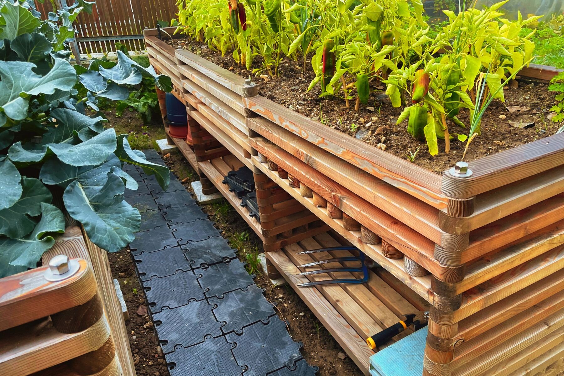 hochbeete-im-garten-fuer-ordentliches-und-rueckenschonendes-arbeiten-mit-ablage