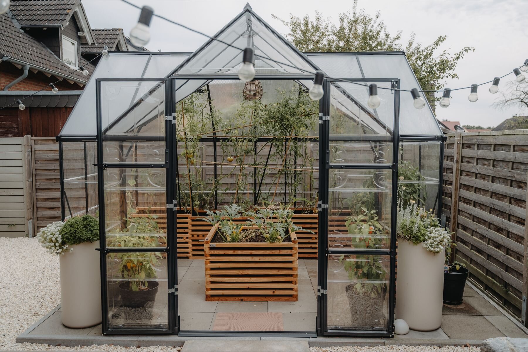 orti-rialzati-nella-serra-per-una-crescita-perfetta