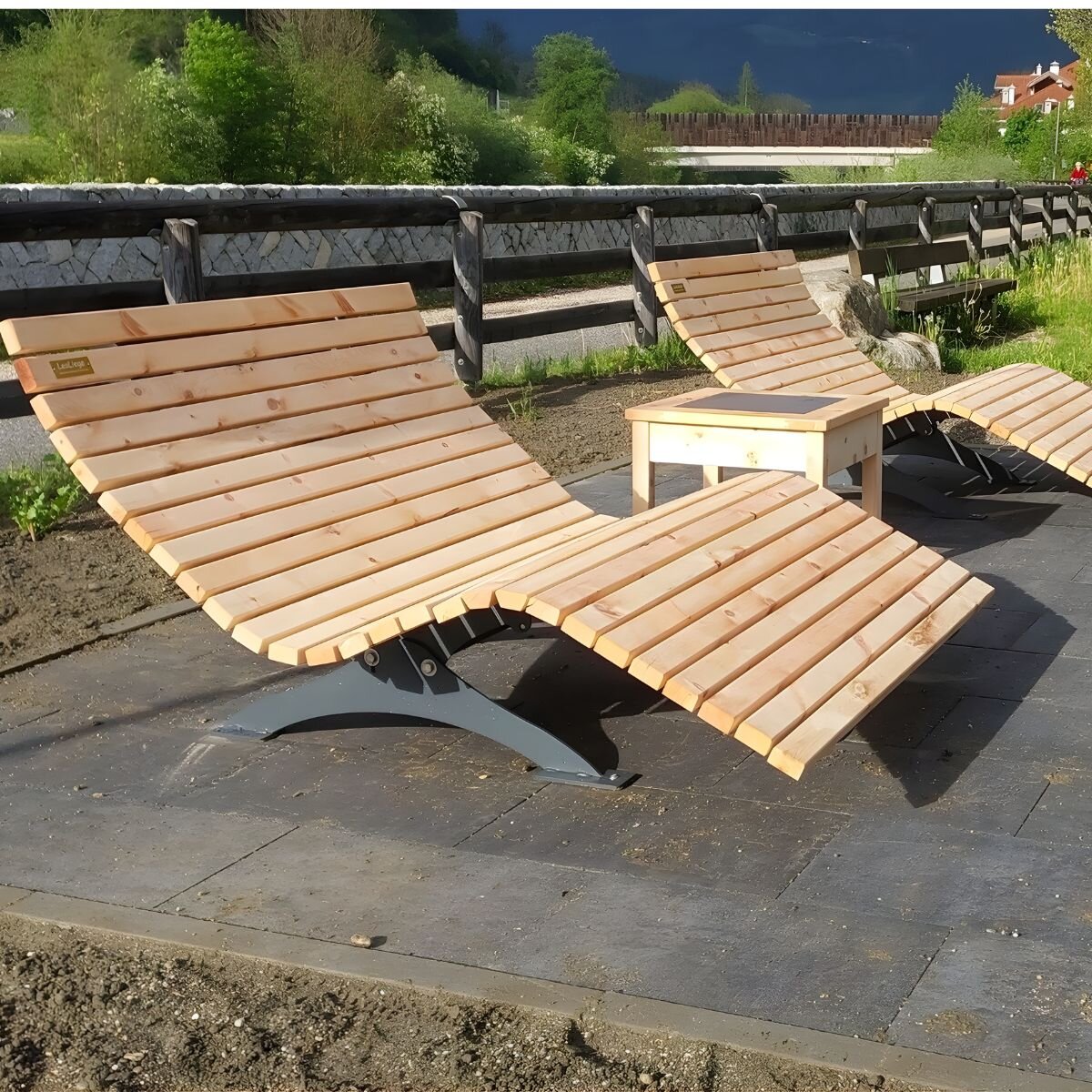 Zwei-Freistehende-Sonnenliege-aus-Südtiroler-Zirbenholz-sorgen-für-mehr-Entspannung