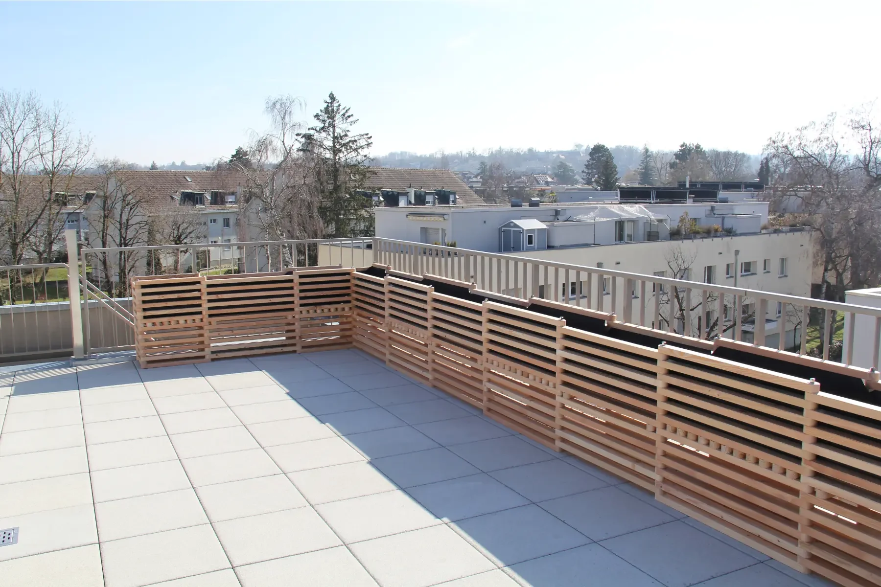 Dachterrasse mit Hochbeet aus Lärchenholz