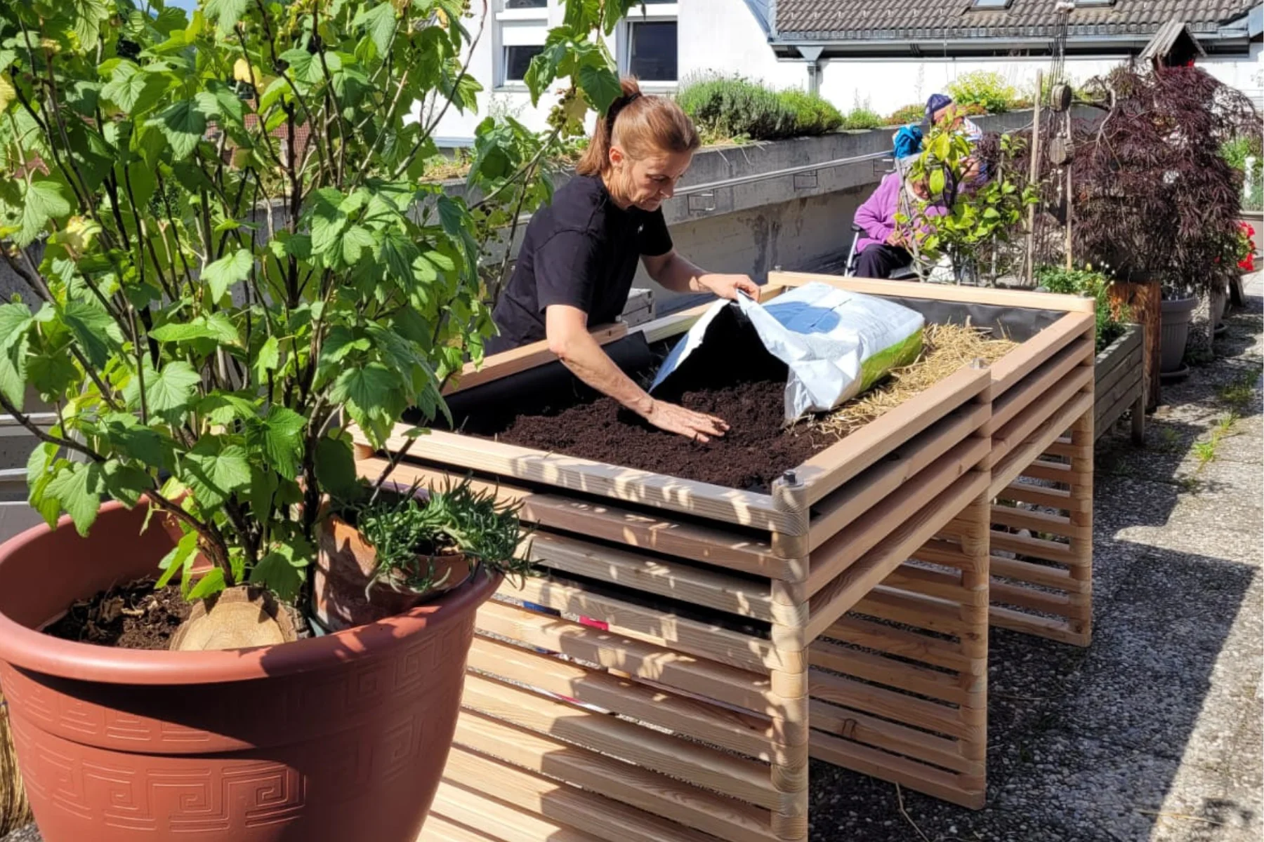 Hochbeet für Dachterrasse beim Befüllen