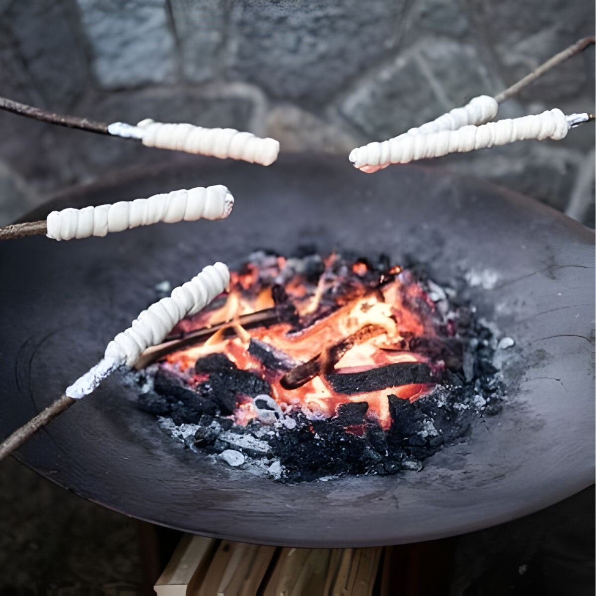 preparare-pane-sul-bastone-con-la-braciere-del-Multifire