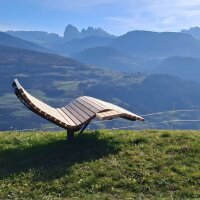 Sdraio girevole per 1 persona con tavolino e piastra di base