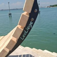 Die "LeoLiege" - Sonnenliege für 1 Person mit Beistelltisch Zirbenholz