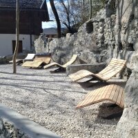 Die "LeoLiege" - Sonnenliege für 1 Person mit Beistelltisch Zirbenholz