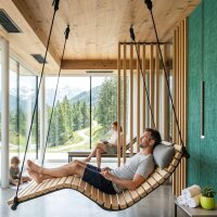 Die "LeoLiege" - Hängeliege für 1 Person aus Zirbenholz